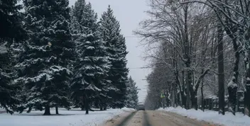 Дніпро у білому: зимова красуня