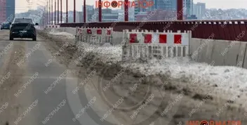 У Дніпрі перегородили смуги руху на Центральному мосту через ямки