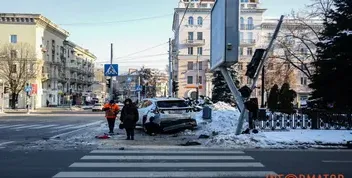 Поручність Яворницького в Дніпрі: Hyundai пошкодив світлофор після ДТП