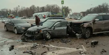 Серйозна ДТП у Дніпрі: Зіткнення трьох автомобілів та постраждалий