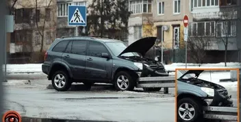 Нещасний випадок у Дніпрі: Автомобіль зависло на відбійнику