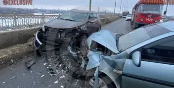 Серйозна ДТП на Старому мосту в Дніпрі: Hyundai врізався в Kia