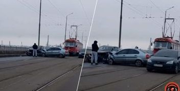 Серйозна ДТП на Старому мосту в Дніпрі: Зруйнований рух