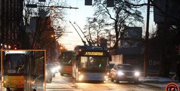 ДТП у Дніпрі: Автобус в’їхав у тролейбус на проспекті Яворницького