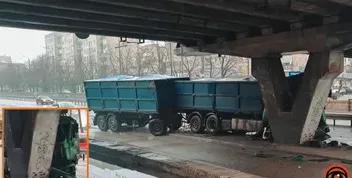 Важкий Інцидент у Дніпрі: Вантажівка Врізалася в Віадук