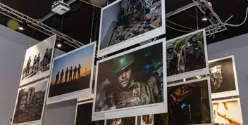 Фотовиставка у Дніпрі: Четверта річниця вторгнення України