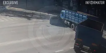 ДТП у Дніпрі: зіткнення вантажівки та легковика на Січеславській Набережній