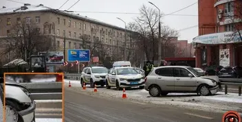 ДТП у Дніпрі: Автомобіль Daihatsu врізався у відбійник