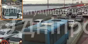Затори у Дніпрі: Ускладнений рух на Новому мосту та інших ділянках