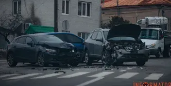 ДТП у Дніпрі: зіткнулися Mazda та Nissan на Степана Бандери