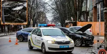 ДТП у Дніпрі: Tesla та Mazda зіткнулись, врізавшись в стовпчики