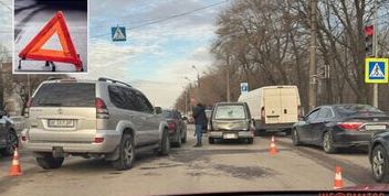 ДТП у Дніпрі: Toyota Prado та Cadillac зіткнулися на проспекті Богдана Хмельницького