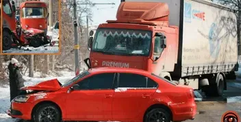 Серйозна ДТП у Дніпрі: Volkswagen зіткнувся з вантажівкою, рух ускладнений