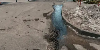 В Дніпрі витік води з-під люка викликав затори