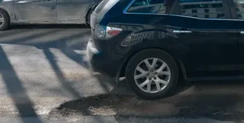 Ями на вулицях Дніпра: Водії застерігаються!