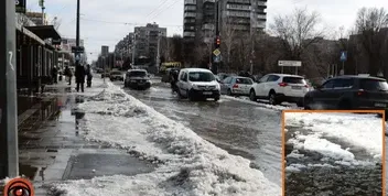 Дніпро потопає: прорвало водогін біля ринку “Зразковий”