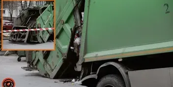 Сміттєвоз Упав у Яму на Набережній Перемоги в Дніпрі