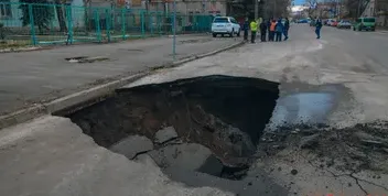 У Дніпрі утворилося провалля на вулиці Пастера