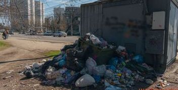 Сміттєвий артоб’єкт на Космічній у Дніпрі: півроку без прибирання