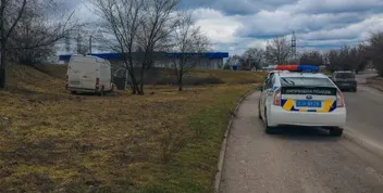 Невідома трагедія в Дніпрі: знайдено тіло в мікроавтобусі Volkswagen