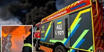 Пожежа в Дніпрі: рятувальники приборкали вогонь під загрозою нових атак