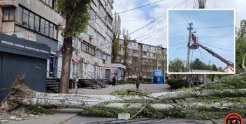 У Дніпрі продовжують усувати наслідки буревію