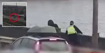 Ситуація на Кайдацькому мосту: патрульні врятували жінку