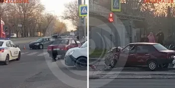 ДТП у Дніпрі: ВАЗ влетів у світлофор після зіткнення з Peugeot