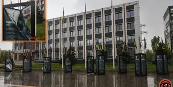 Шквальний вітер у Дніпрі повалив стенди загиблим героям на Слобожанському проспекті