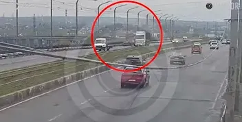 Аварія на Кайдацькому мосту в Дніпрі: вантажівка МАЗ зіткнулася з “Москвичем”