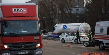 ДТП у Дніпрі: мотоцикліст зіткнувся з вантажівкою