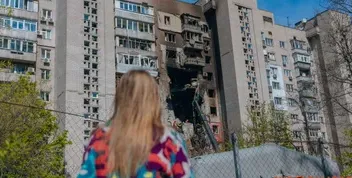 Пошкоджену секцію багатоповерхівки на проспекті Поля у Дніпрі демонтують