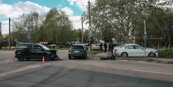 Аварія на перехресті у Дніпрі: BMW вилетів на тротуар