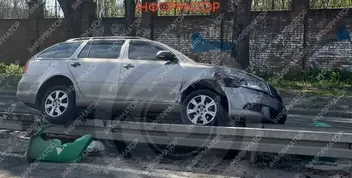 Аварія на Криворізькій: Skoda повисла на відбійнику