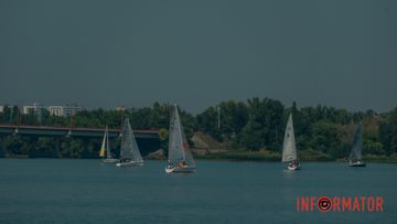 У Дніпрі до Дня міста влаштували яскраву вітрильну регату: як пройшли змагання на річці