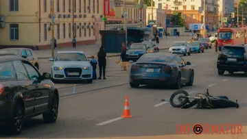 У Дніпрі на вулиці Степана Бандери Audi збила мотоцикліста-кур’єра: рух ускладнено