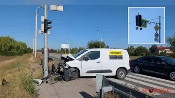 Потрійна ДТП на Полтавському шосе у Дніпрі: Peugeot влетів у відбійник та світлофор